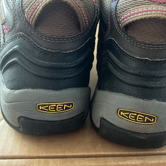 KEEN trekker boot size 7.5 brown and burgundy - Picture 8 of 17